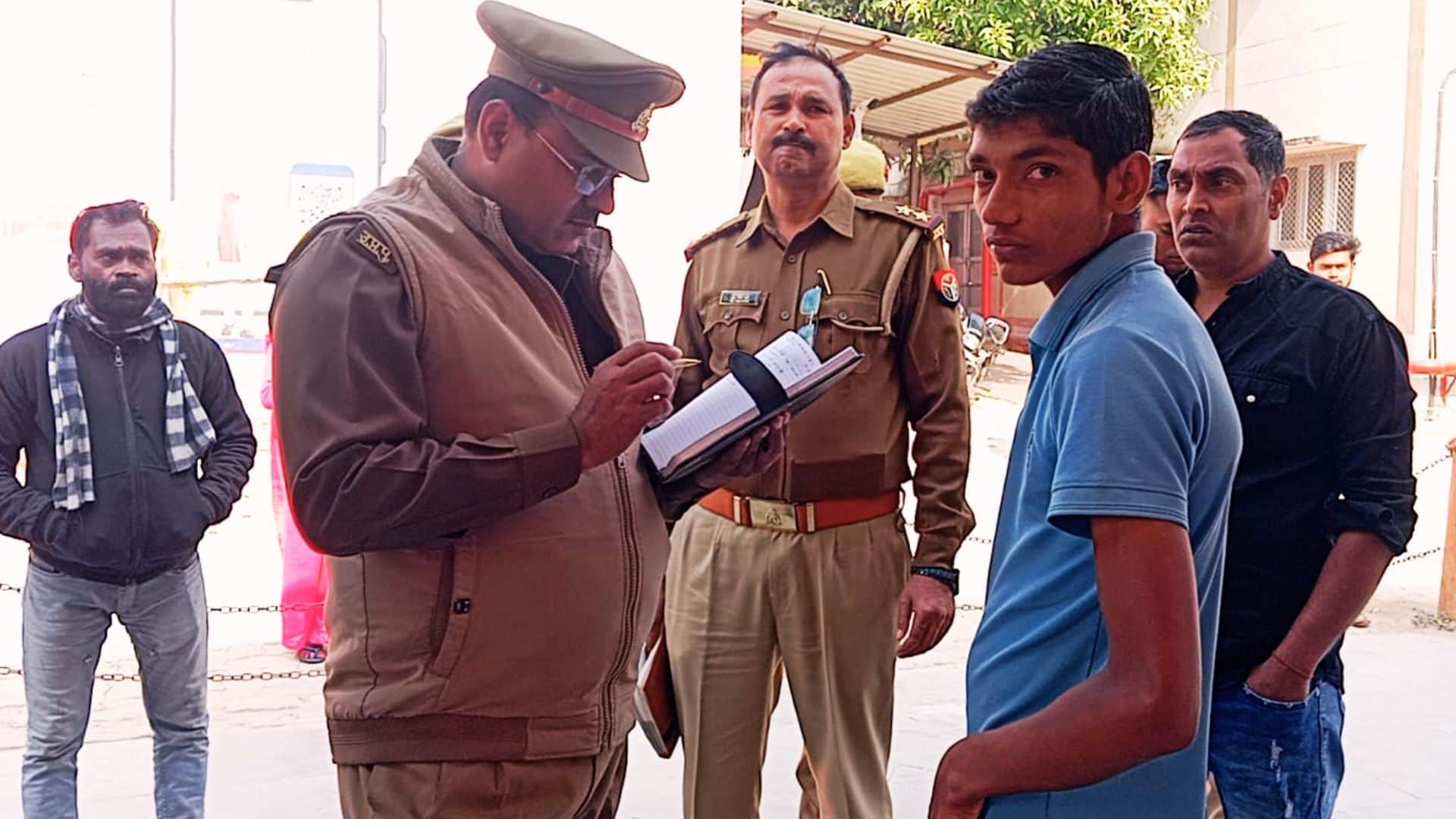 हादसे की जानकारी लेती पुलिस।