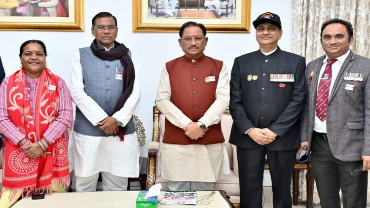 CG News: सशस्त्र सेना झंडा दिवस पर मुख्यमंत्री साय ने सैनिकों और शहीद परिवारों के कल्याण के लिए किया अंशदान