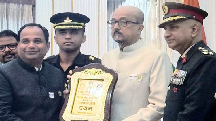 Raipur: रायपुर में झंडा दिवस कोष में सर्वाधिक संग्रह के लिए राज्यपाल डेका ने रायपुर कलेक्टर को किया सम्मानित