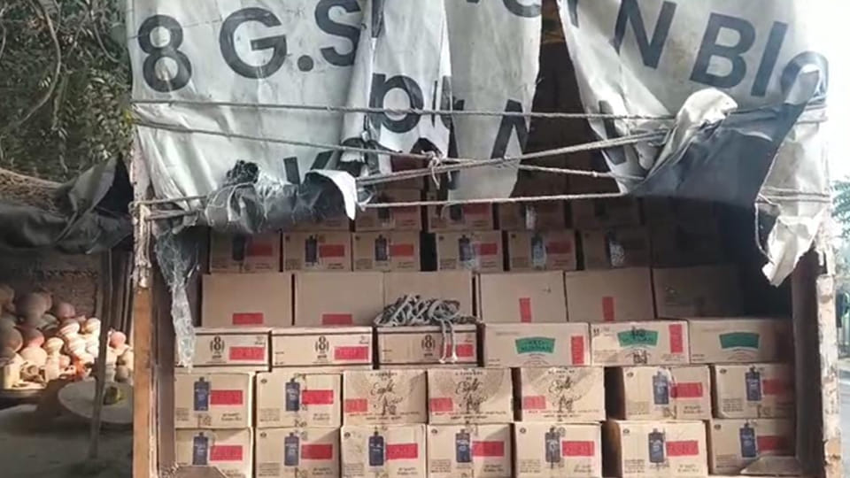 Kanpur: 60 cases of liquor stolen after tarpaulin cut off DCM, report filed