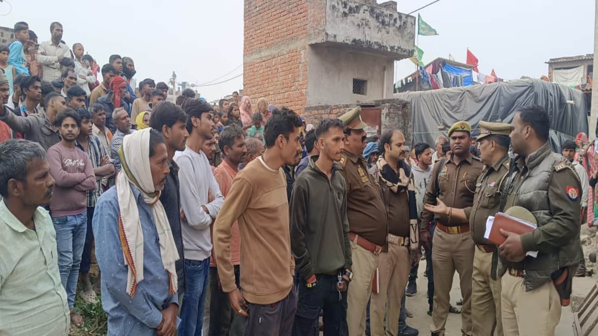 कड़ाधाम थाना क्षेत्र के बारा हवेली खालसा गांव में मां-बेटे की आत्महत्या की सूचना पर जुटी भीड़।