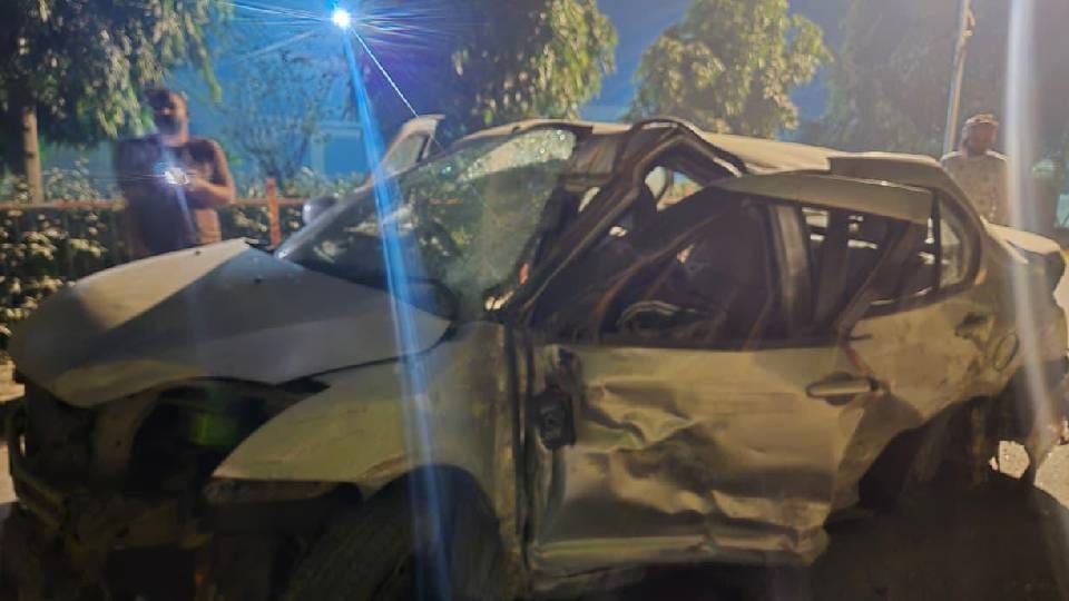 speeding car collided with tree in Ayodhya two teenagers died while young man in critical condition