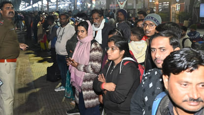 Kanpur: After the LT Grade exam, a crowd of candidates gathered at the Central Station