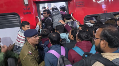 Kanpur: After the LT Grade exam, a crowd of candidates gathered at the Central Station
