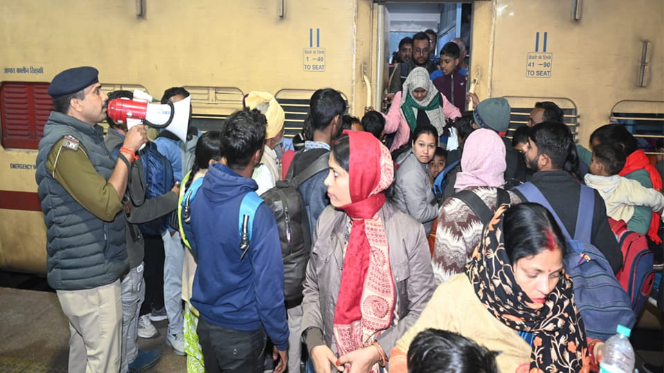 Kanpur: After the LT Grade exam, a crowd of candidates gathered at the Central Station