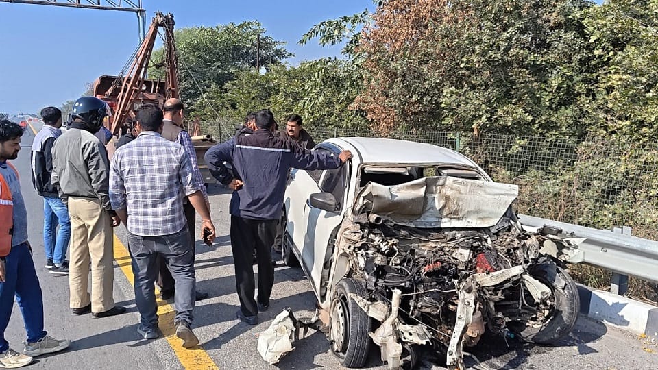 Agra Lucknow Expressway accident: speeding car rams into trolla, one youth killed
