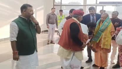 CM Yogi Arrives in Agra for Crucial SIR Review Meeting with BJP Leaders