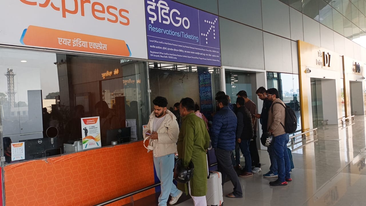 पटना एयरपोर्ट पर आज भी यात्री परेशान रहे।