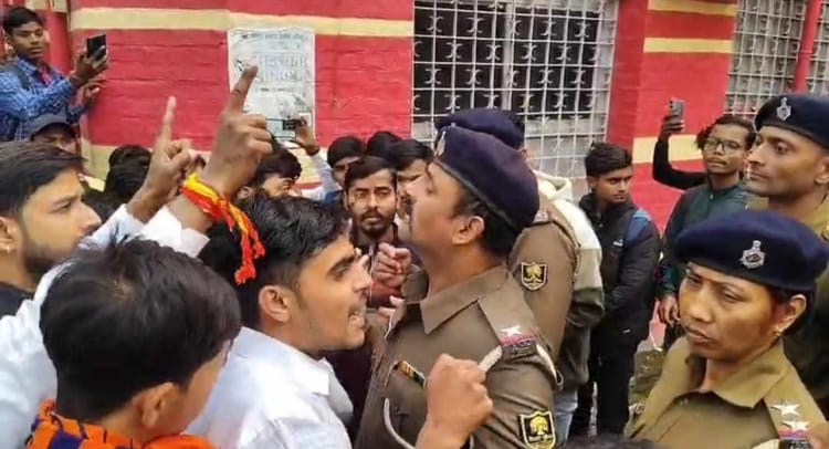 Bihar: एल एस कॉलेज में ABVP छात्रों का जोरदार विरोध प्रदर्शन, प्राचार्य को कॉलेज में प्रवेश करने से रोका