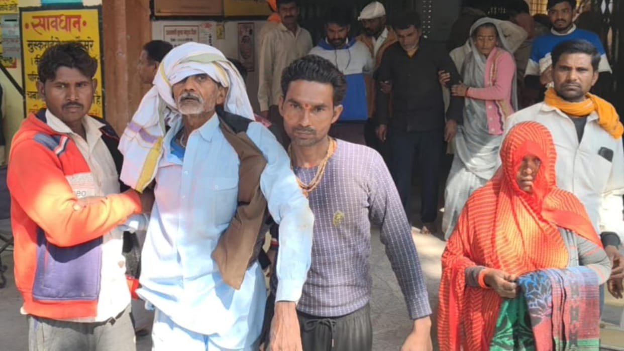 Jhansi: Pickup going to Orchha lost control and overturned, one and a half dozen injured