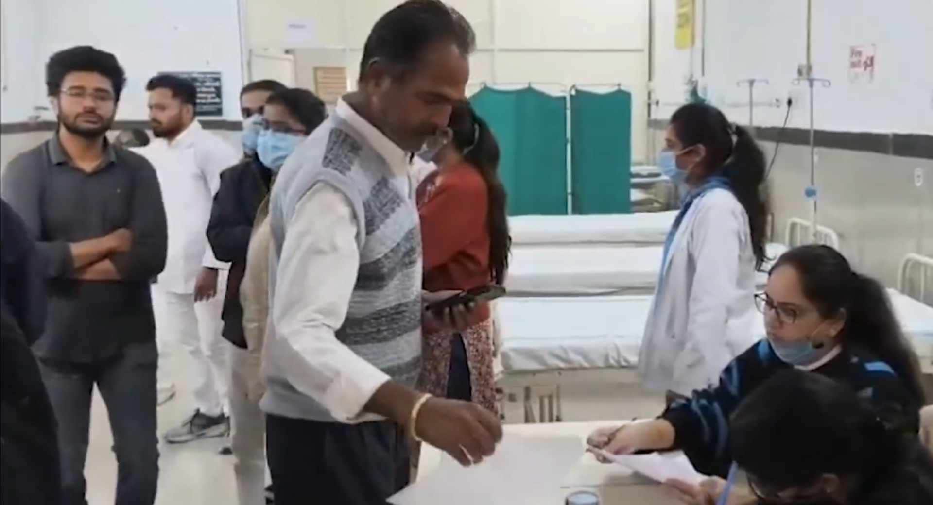 इलाज करते डॉक्टर