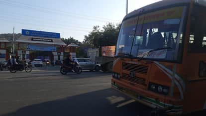 Jhansi: BSc student fell down while boarding the bus.