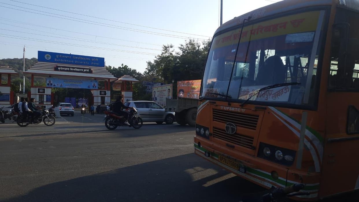 Jhansi: BSc student fell down while boarding the bus.