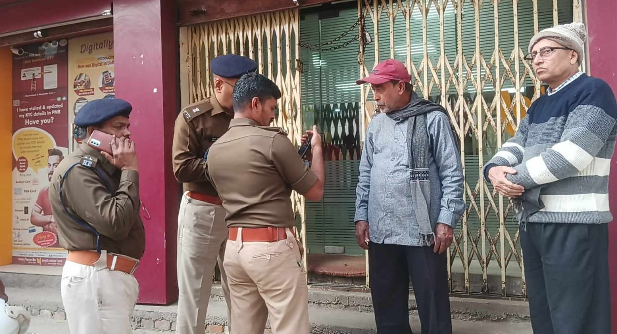 muzaffarpur daylight robbery petrol pump cashier looted 3 11 lakh motijheel police investigation
