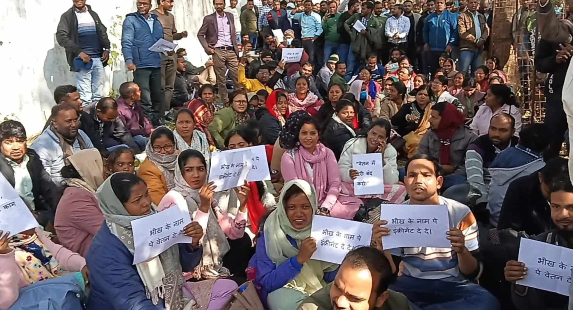 JEPC ऑफिस में दो हजार व्यावसायिक शिक्षकों का अनिश्चितकालीन धरना