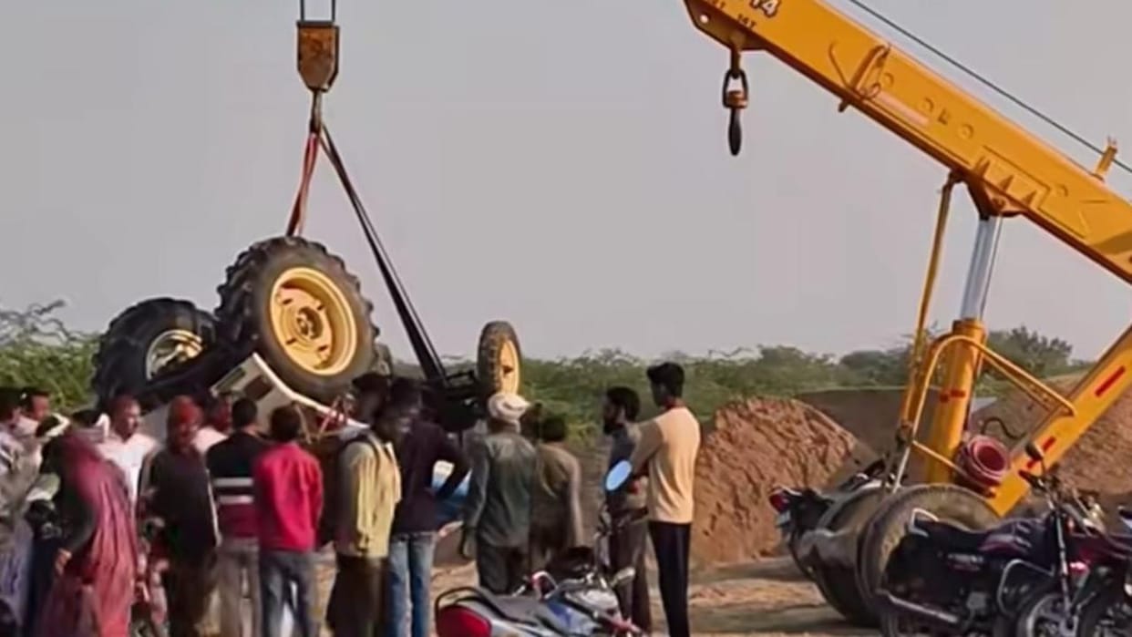 Jhansi: Farmer dies on the spot after being hit by an overturned tractor