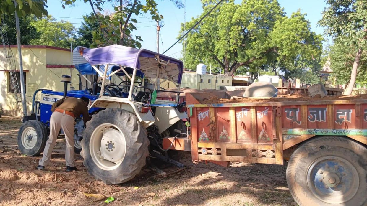 Jhansi: RTO caught tractor-trolley doing illegal mining