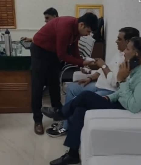 कृषि उप संचालक को रिश्वत लेना पड़ा भारी।