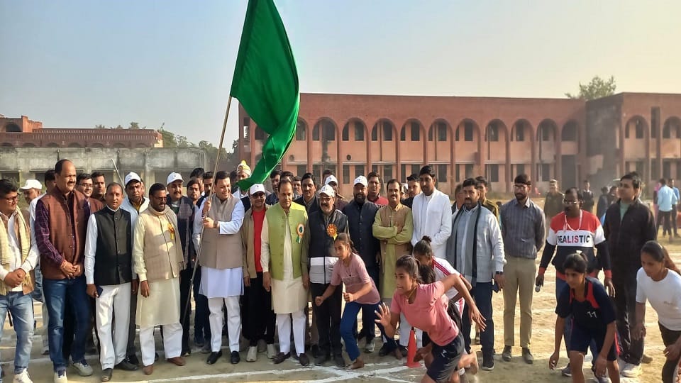 खेलकूद प्रतियोगिता का शुभारंभ करते मंत्री संदीप सिंह