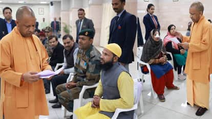 CM Yogi listened to people problems In Janta Darbar in Lucknow directed officials to resolve them