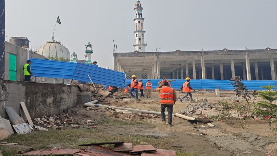 Rudrapur administration freed 8 acres of government land in Kheda from encroachment
