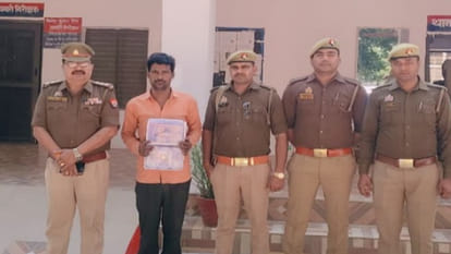 Mahoba: 2.62 लाख के नकली नोटों के साथ शातिर गिरफ्तार,बरामद करेंसी में 200 के 684 व 100 रुपये के 1252 नाेट मिले Mahoba: Criminal arrested with fake currency worth Rs 2.62 lakh