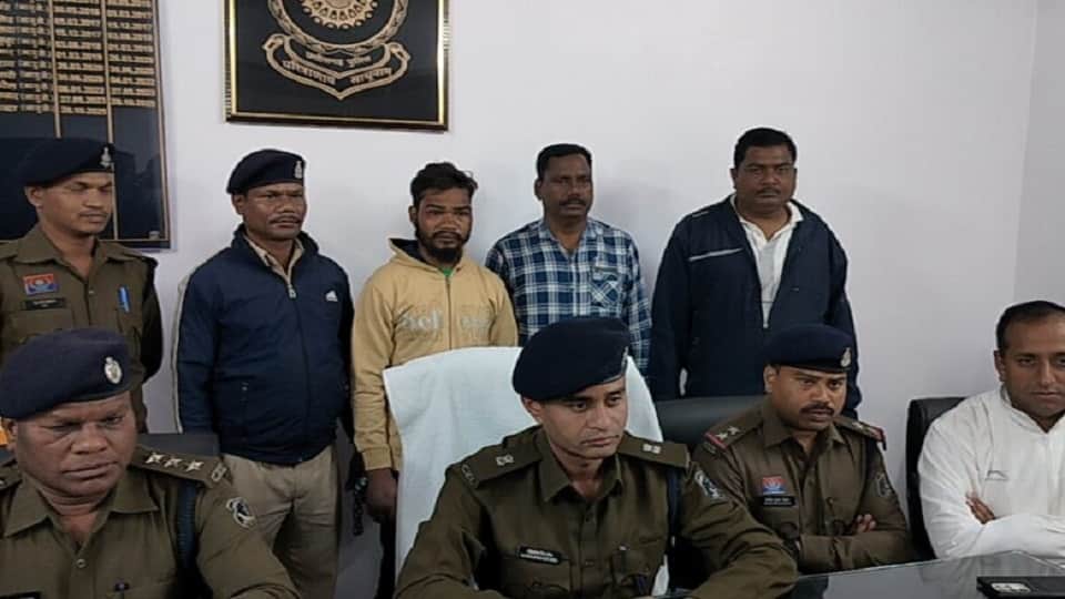 पुलिस की गिरफ्त में आरोपी