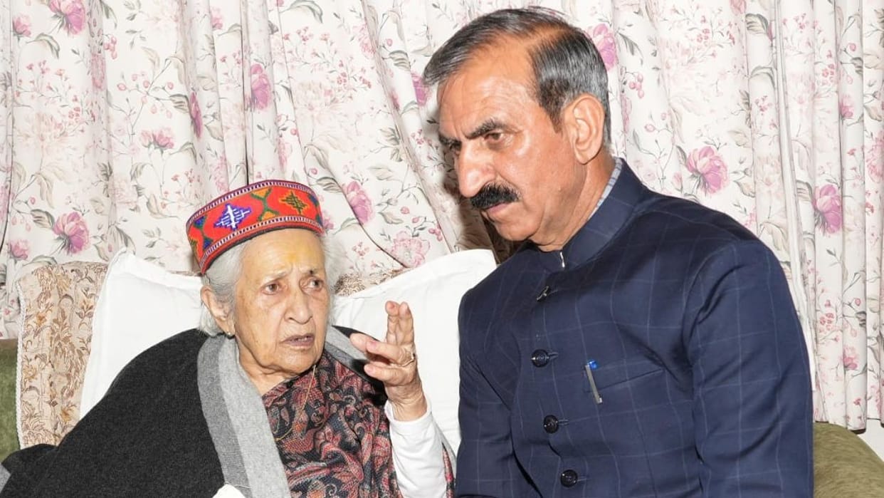 Himachal Former minister Vidya Stokes turns 98 CM Sukhu visits her home to extend his best wishes