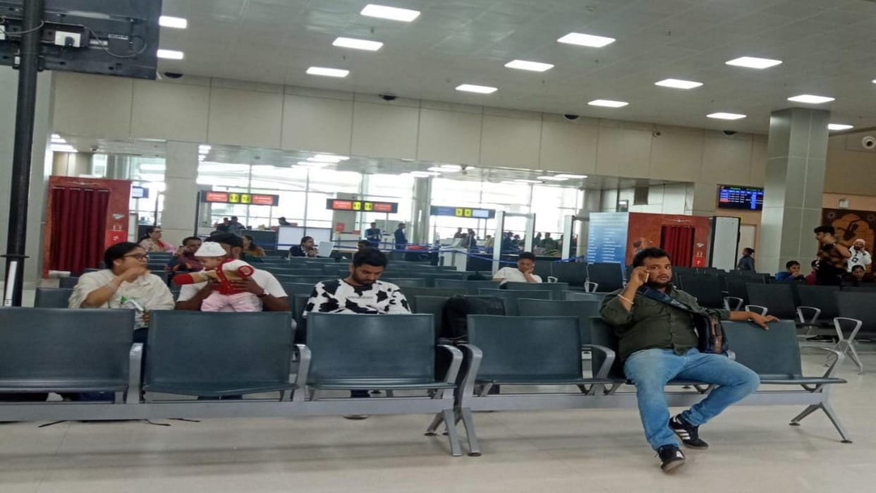 Mumbai flight coming to Prayagraj was diverted to Varanasi, passengers got angry at the airport