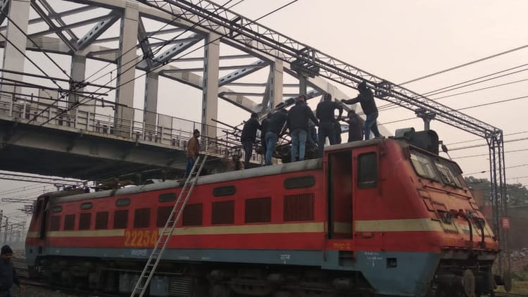 Bihar: पेंटोग्राफ तार में फंसा, जमालपुर पर दो घंटे तक रेल परिचालन ठप; जयनगर-हावड़ा सहित चार ट्रेनें प्रभावित