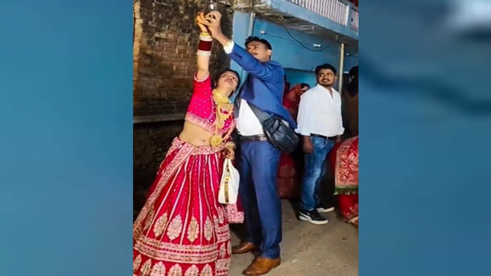 पत्नी को पिस्टल से फायरिंग कराता सेना का सिपाही