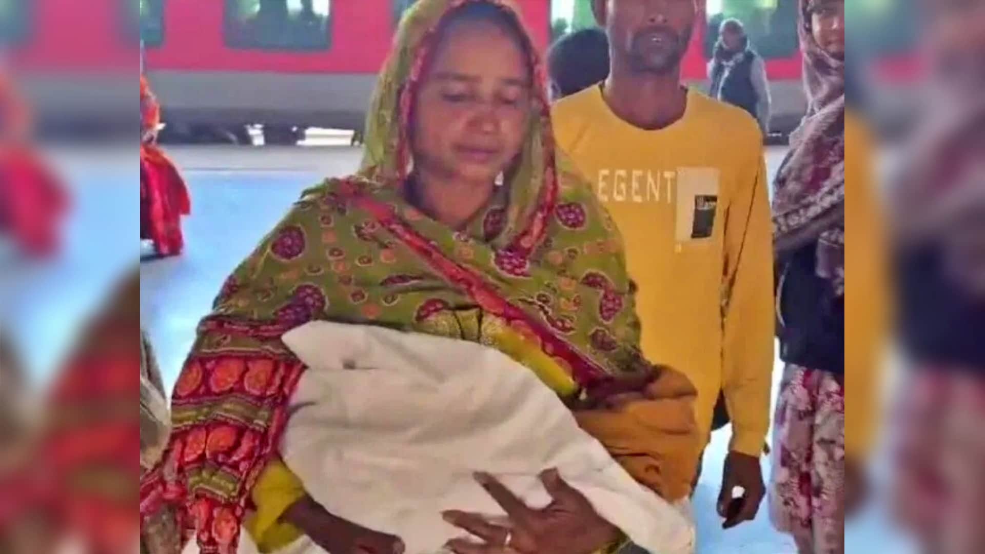 चलती ट्रेन में महिला ने बच्चे को दिया जन्म
