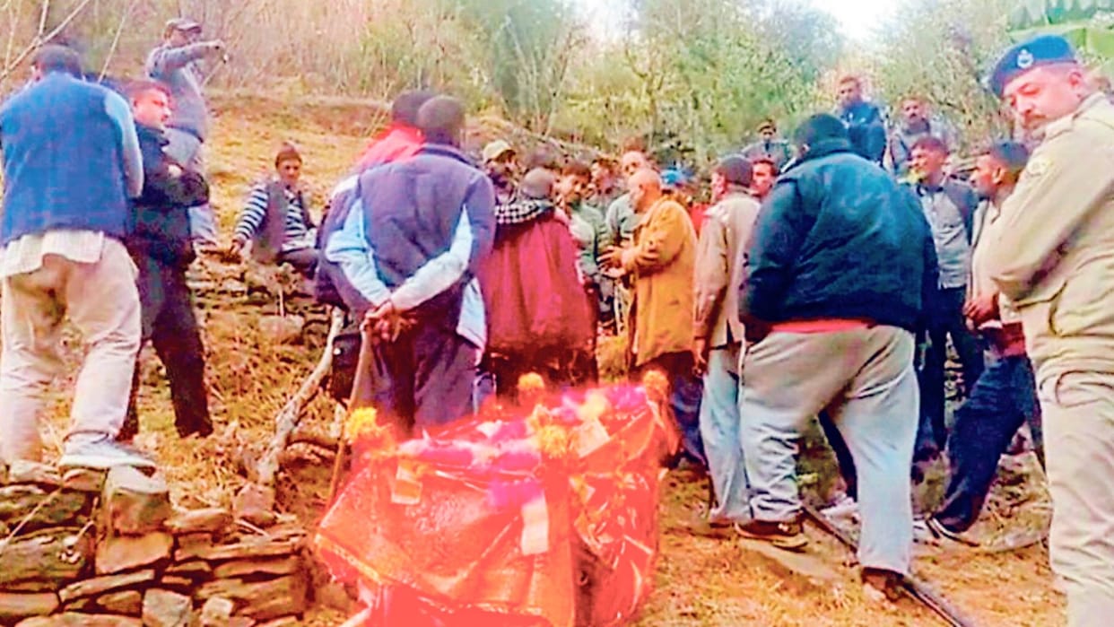 Rampur Bushahar: Garden on the way to the cremation ground, people protested with the dead body, SDM called to