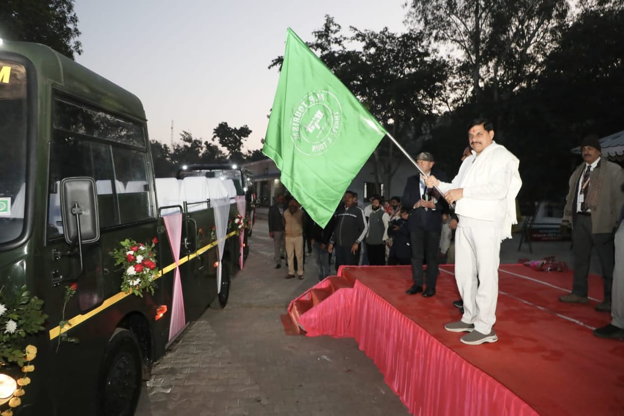MP News: Chief Minister gifts 10 new canter buses to Panna National Park, with seating capacity for 19 tourist