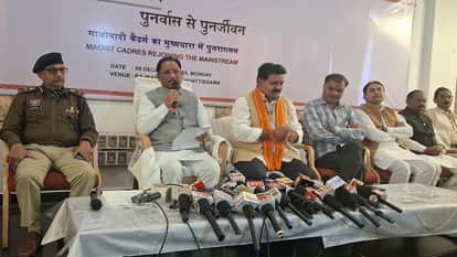 Major blow to Naxalism 12 Maoists including Ramdher who carried a reward of one crore rupees surrender MMC zon