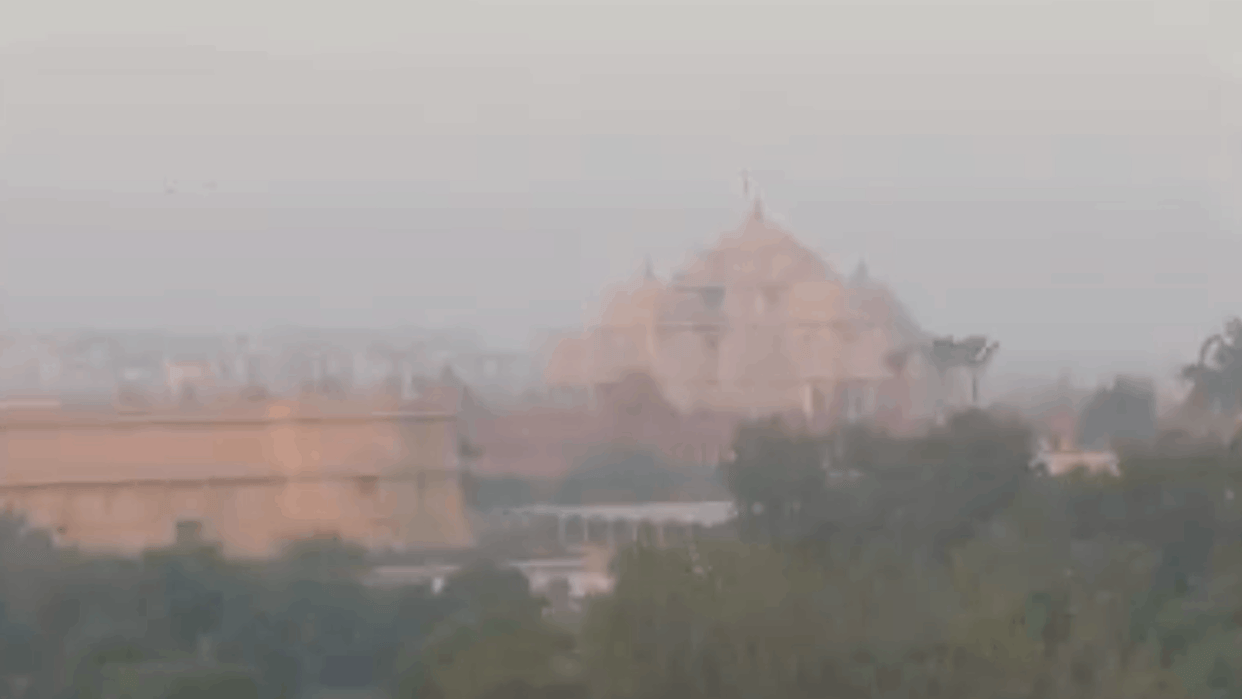 Delhi Air Pollution continues to remain in very poor category AQI  recorded at 354 in Akshardham