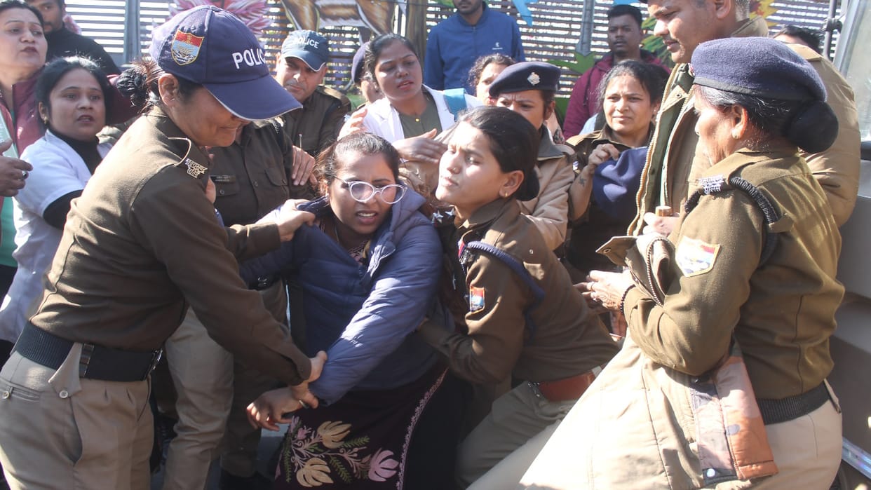 Unemployed people marched to CM residence clashed with police Nursing Unity Forum alleged assault Dehradun