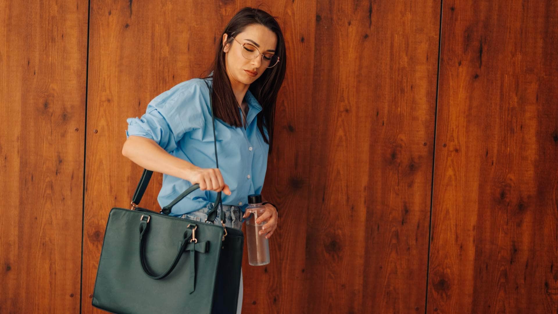 Vastu Tips For Office Bag Never Put These Thing in Bag Impact Career And Progress