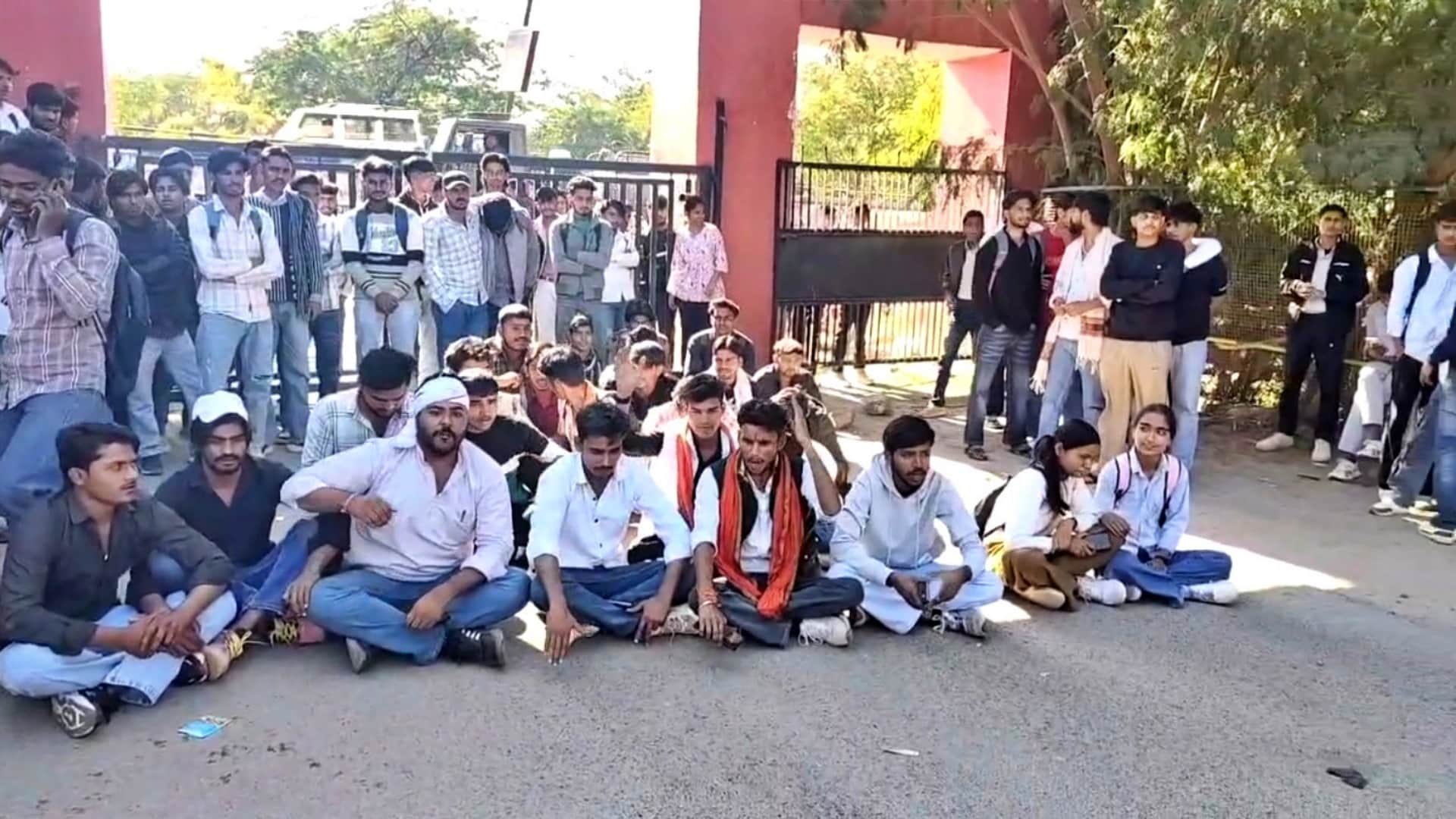 एलएलबी छात्रा से छेड़छाड़ को लेकर कॉलेज गेट पर धरना देते आक्रोशित छात्र