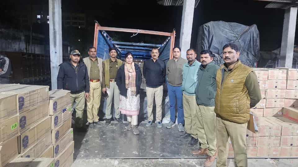 Kanpur: 853 cases of illicit liquor being smuggled from Punjab to Odisha recovered from a truck
