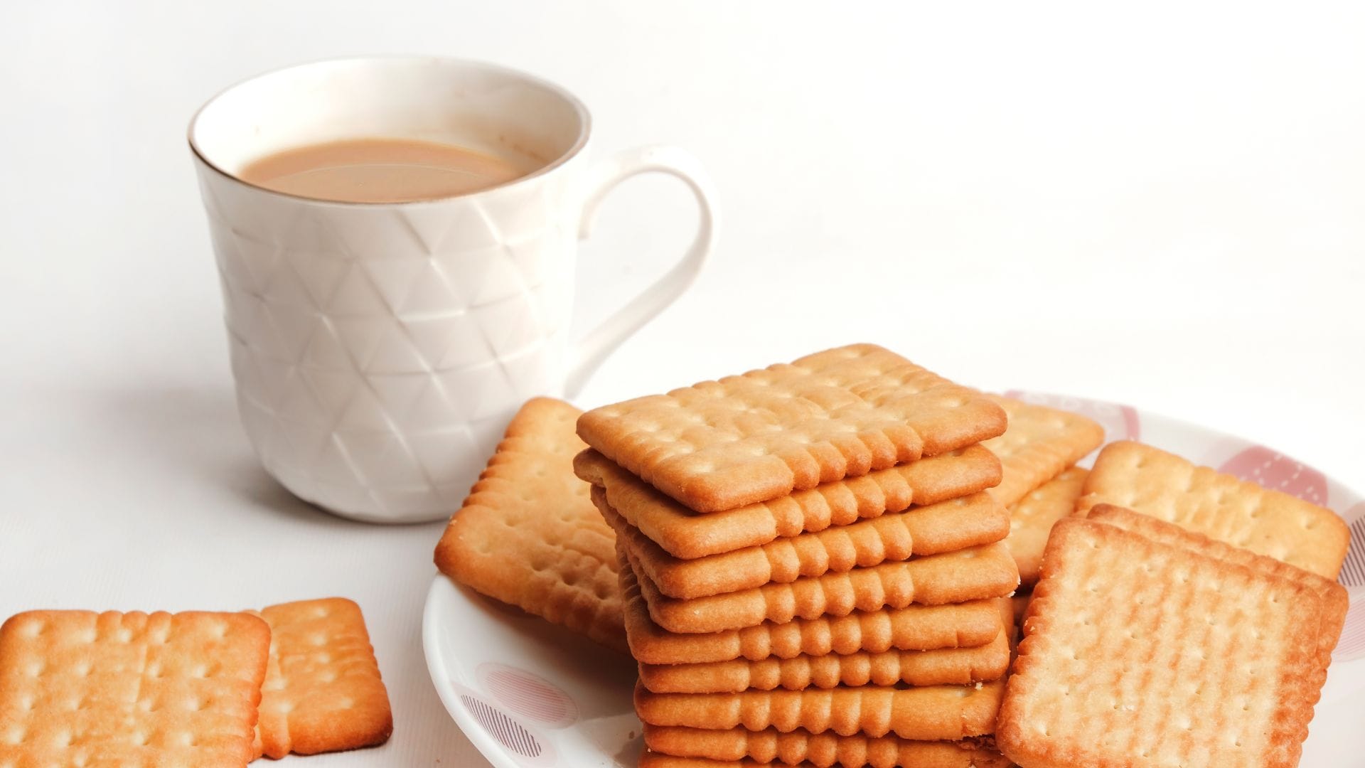 Do you also like to eat biscuits with tea? Learn about its side effects