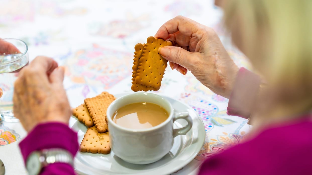 Do you also like to eat biscuits with tea? Learn about its side effects