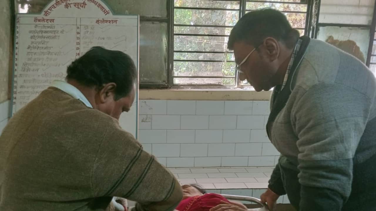 घायल महिला का उपचार करते डॉक्टर