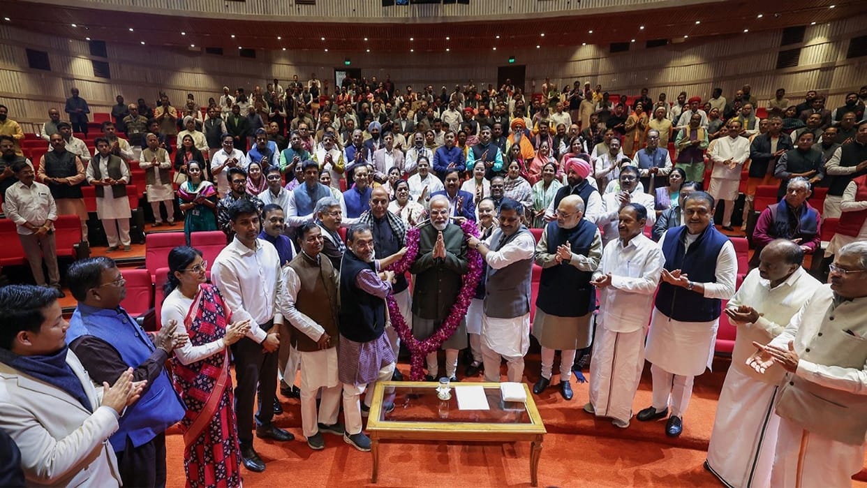 NDA Meeting PM Modi says work to make people life easier kiren rijiju bihar election victory celebration