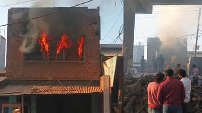 Auraiya: A short circuit in the inverter caused a fire in the house