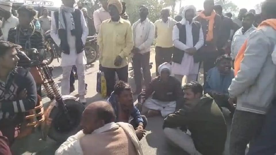 Farmers got angry due to non-distribution of fertilizers, blocked Badaun highway