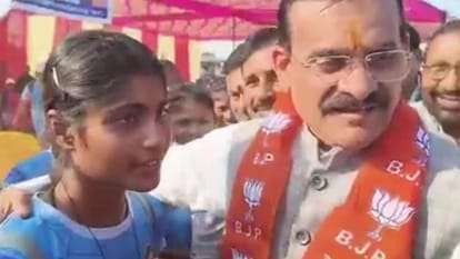 हंसकर छात्रा का गुस्सा शांत कराते सांसद बीडी शर्मा।