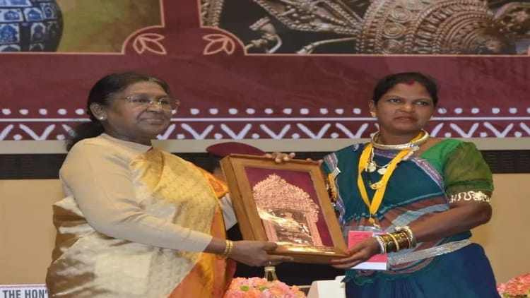 Chhattisgarh: हीराबाई झरेका बघेल को मिला राष्ट्रीय हस्तशिल्प पुरस्कार, राष्ट्रपति मुर्मू ने किया अलंकृत