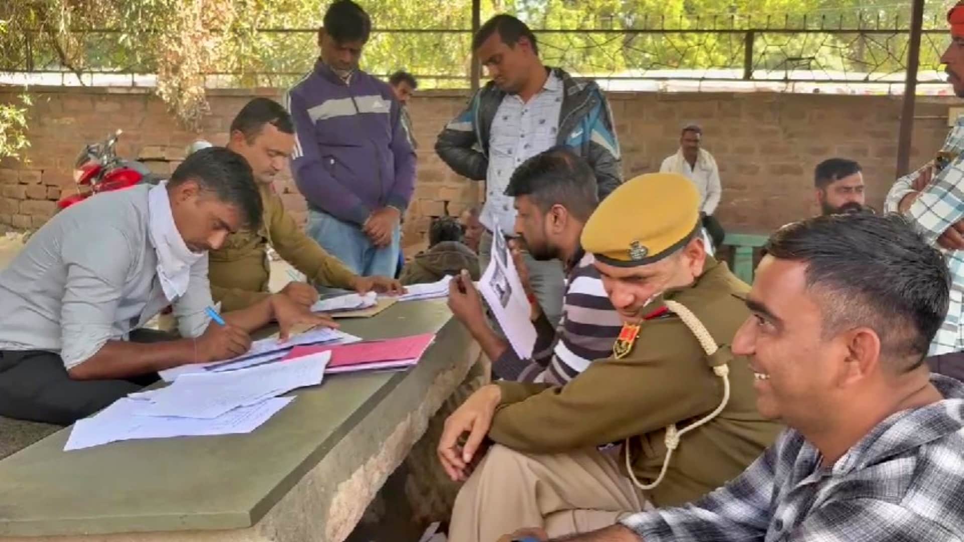 पोस्टमार्टम के बाद अंतिम संस्कार की प्रक्रिया में जुटी पुलिस