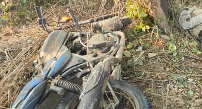 Hardoi Accident Uncontrolled motorcycle crashes into sheesham tree two young men die on the spot